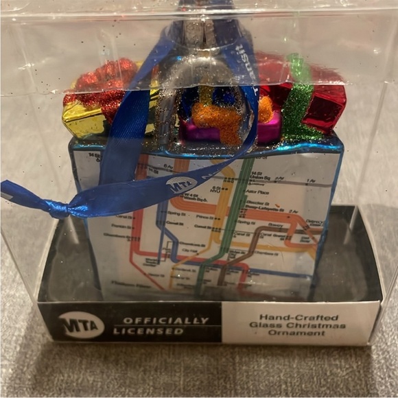 Kurt Adler Metropolitan Transportation
Manhattan Ornament - Picture 3 of 5